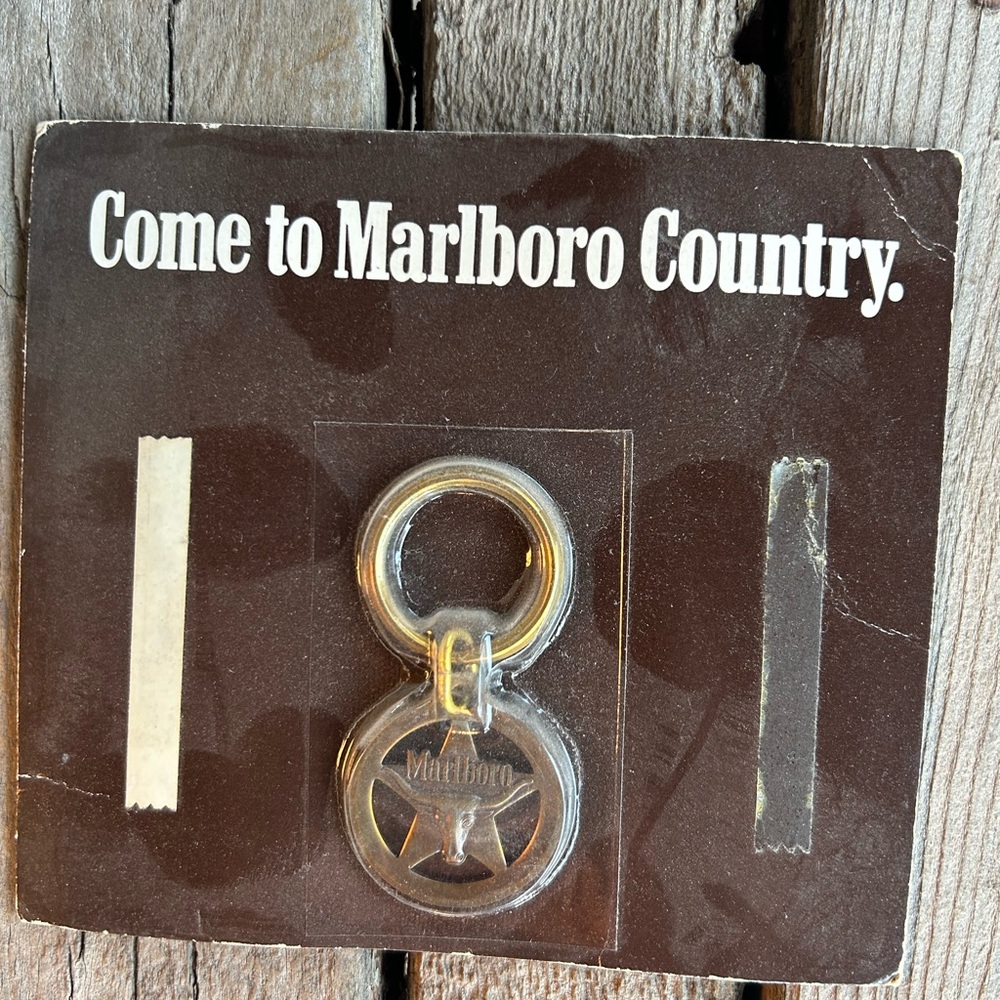 Marlboro Silver and Black Star Keychain